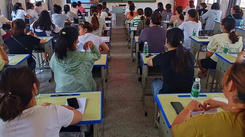 培训方式的选择应结合企业实际情况和培训内容。常见培训方式有：