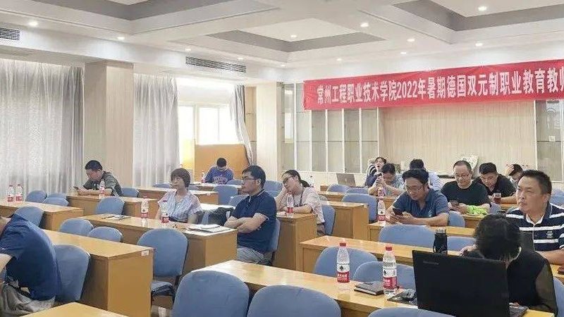 叉车实操考试的费用通常由以下几个部分构成：